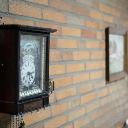 Villa Grosse Villa, Exhibitors, Monteurhaus *