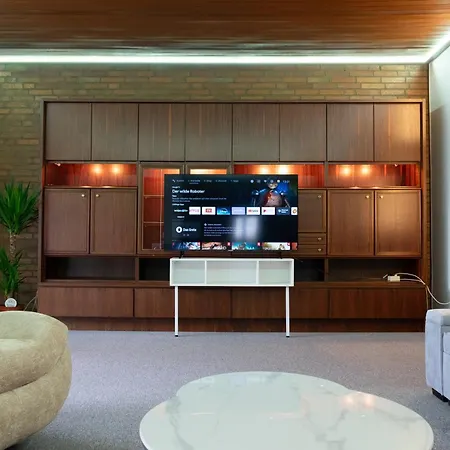 Villa Grosse Villa, Exhibitors, Monteurhaus *