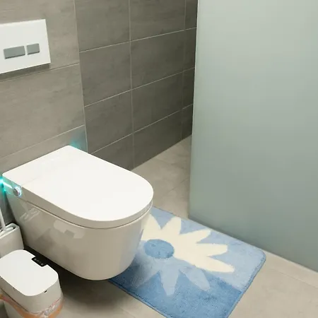 Grosse Villa, Exhibitors, Monteurhaus *