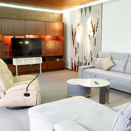 Vila Grosse Villa, Exhibitors, Monteurhaus