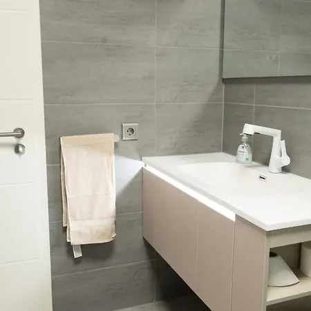 Grosse Villa, Exhibitors, Monteurhaus *