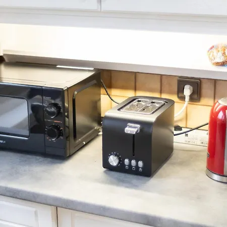 Grosse Villa, Exhibitors, Monteurhaus