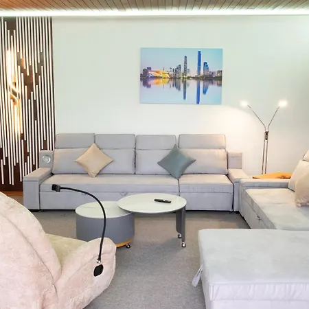 Grosse Villa, Exhibitors, Monteurhaus Vila