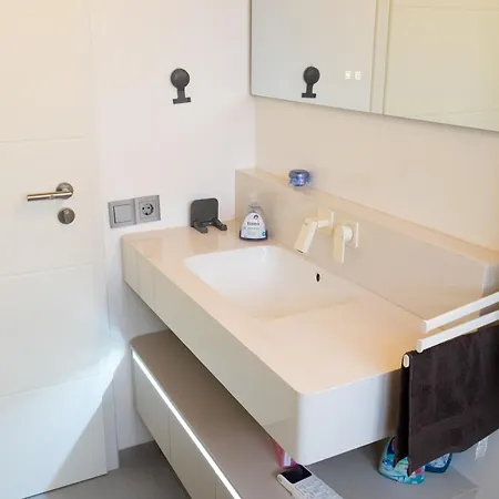 Villa Grosse Villa, Exhibitors, Monteurhaus *