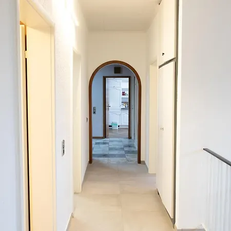 Grosse Villa, Exhibitors, Monteurhaus Vila