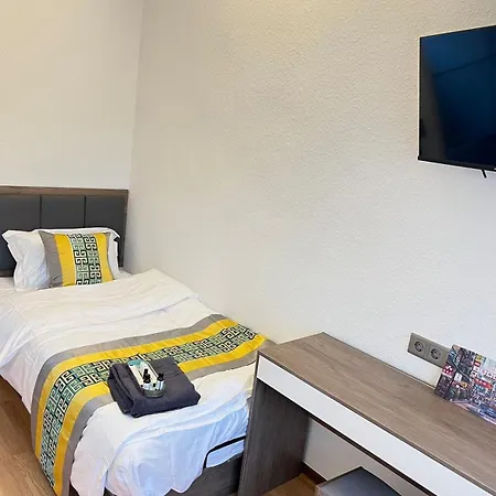 Grosse Villa, Exhibitors, Monteurhaus Vila