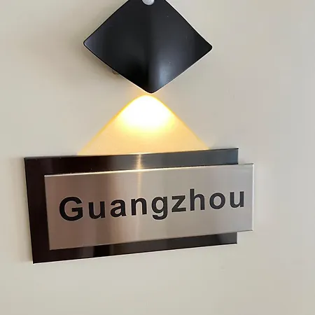 Grosse Villa, Exhibitors, Monteurhaus *