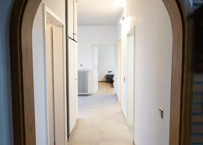 Grosse Villa, Exhibitors, Monteurhaus Villa *