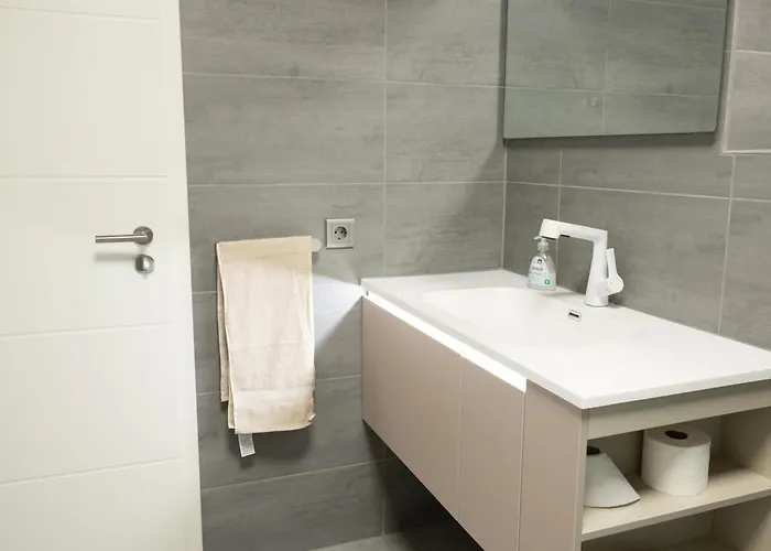 Grosse Villa, Exhibitors, Monteurhaus *