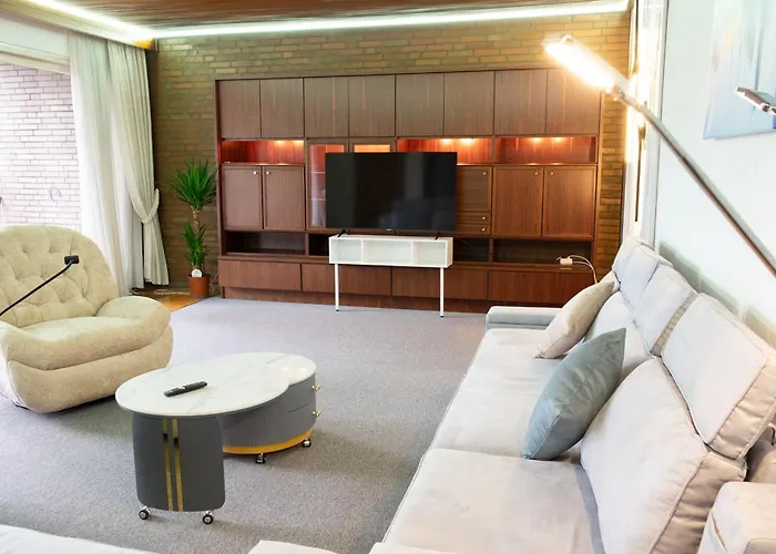 Grosse Villa, Exhibitors, Monteurhaus