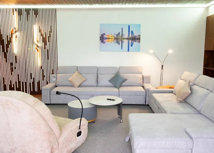 Grosse Villa, Exhibitors, Monteurhaus Villa