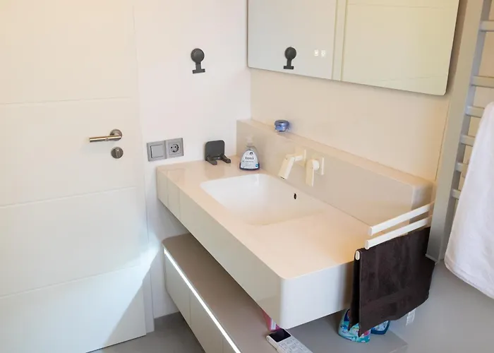 Villa Grosse Villa, Exhibitors, Monteurhaus *