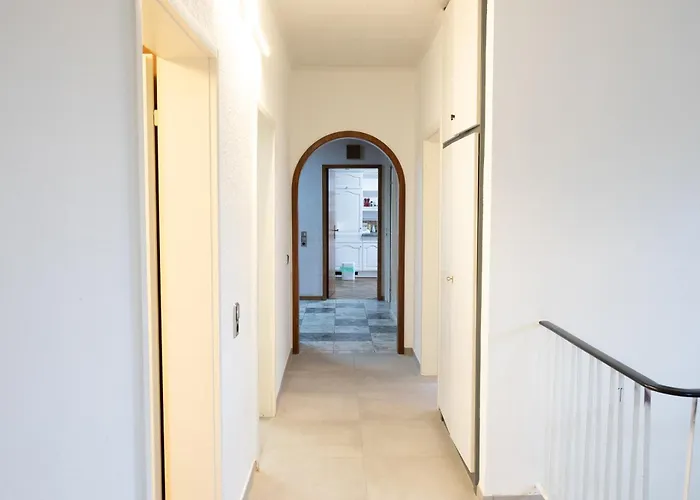 Grosse Villa, Exhibitors, Monteurhaus Villa