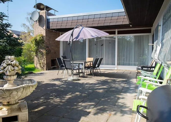 Grosse Villa, Exhibitors, Monteurhaus