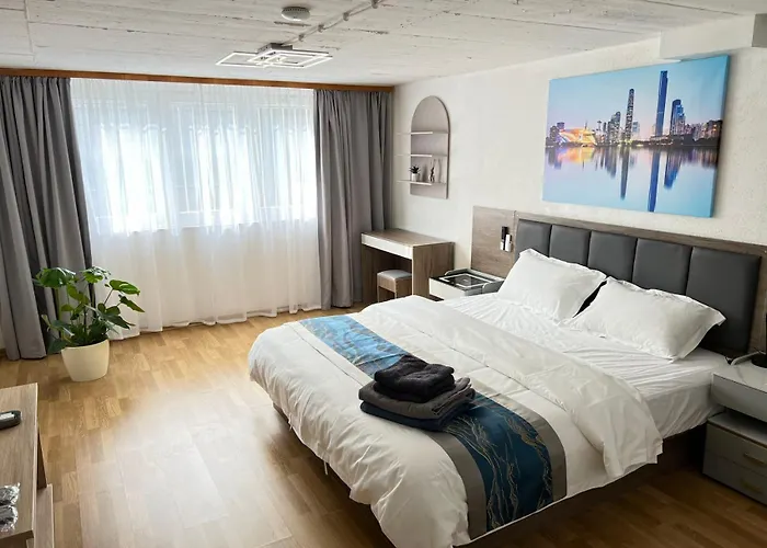 Grosse Villa, Exhibitors, Monteurhaus Villa