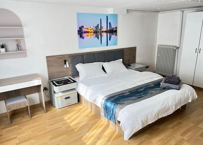 Grosse Villa, Exhibitors, Monteurhaus Villa