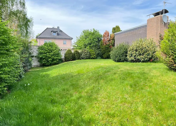 Grosse Villa, Exhibitors, Monteurhaus Villa *