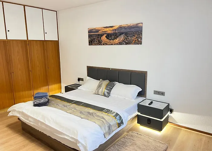 Grosse Villa, Exhibitors, Monteurhaus Villa