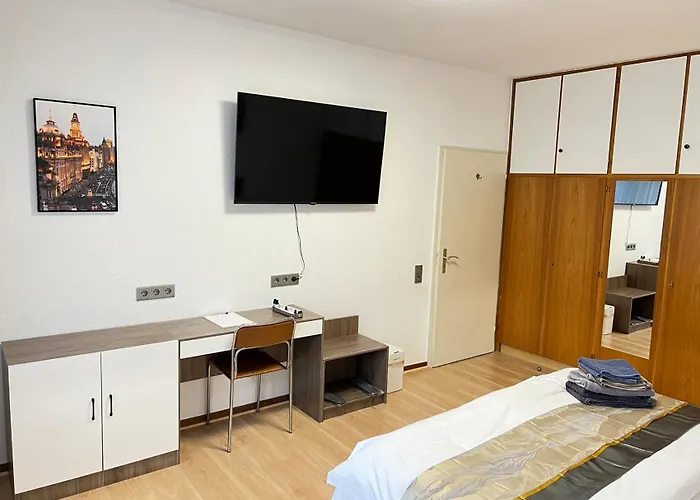 Grosse Villa, Exhibitors, Monteurhaus Villa *