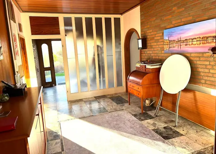 Vila Grosse Villa, Exhibitors, Monteurhaus *